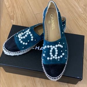 Chanel espadrilles in CC pearls.